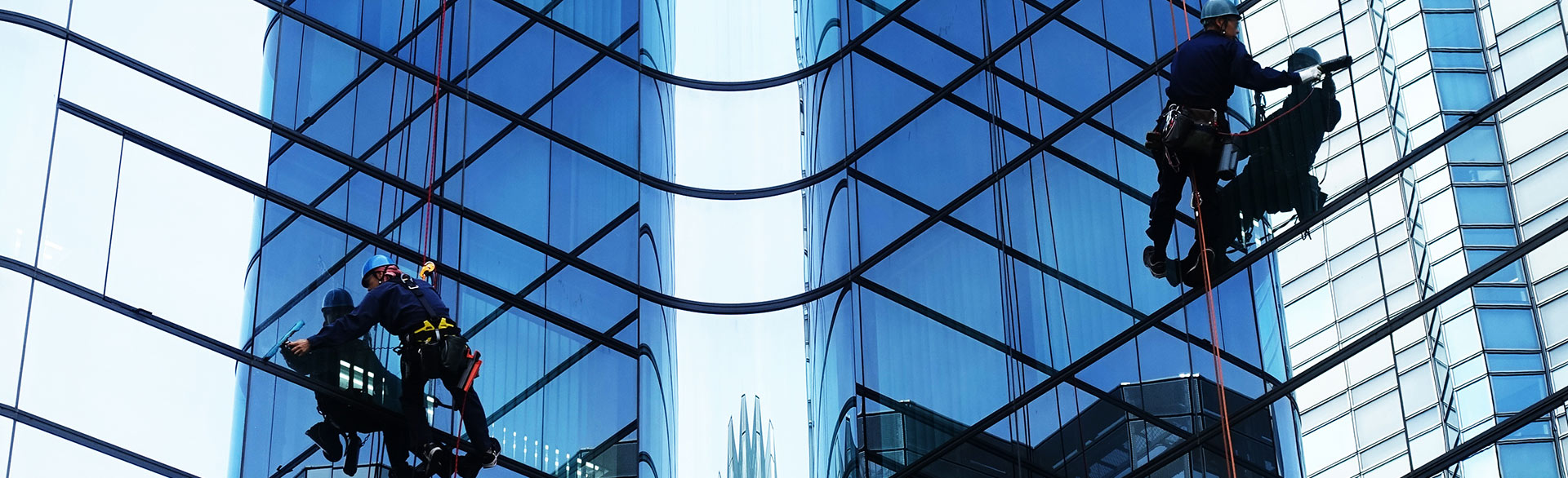 Gebäudereinigung an einem Hochhaus in Stuttgart Ost