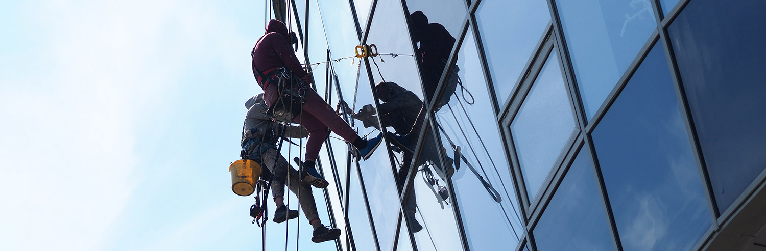 Glasreinigung und Fensterreinigung durch einen Profi, an einem Hochhaus, in Stuttgart.