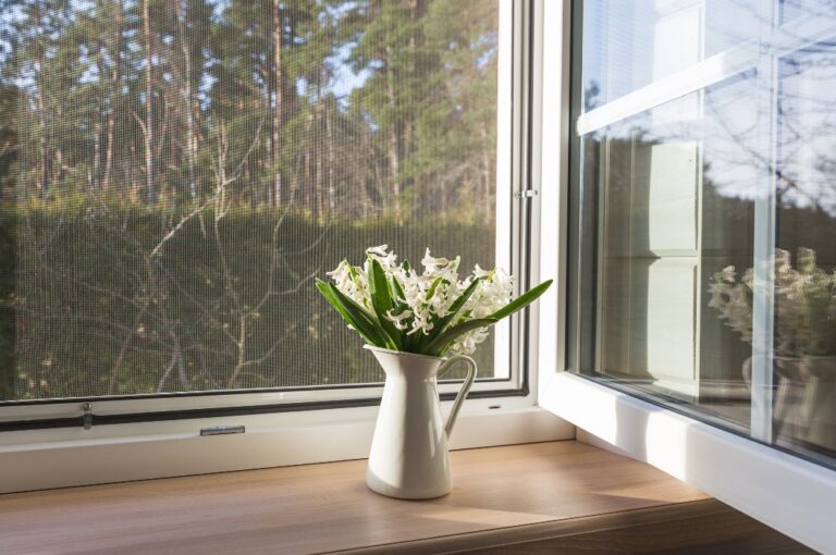 Fenster voller Blütenstaub freuen sich über eine Reinigung