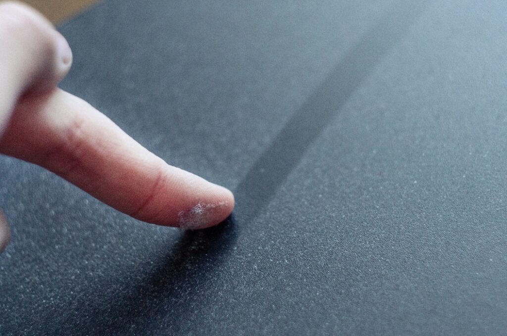 eine Staubschicht auf dem Finger
