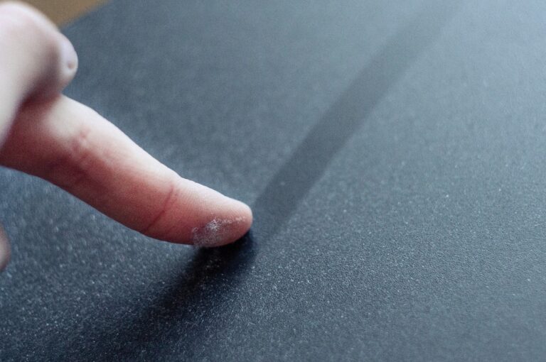 eine Staubschicht auf dem Finger